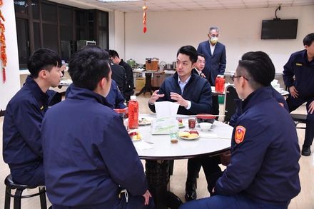【影】蔣萬安信義分局慰問基層員警　提醒跨年、春節勤務注意安全