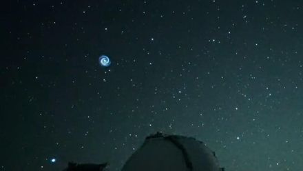 影/夏威夷夜空出現神秘藍色漩渦？日本天文望遠鏡拍下異象引發討論