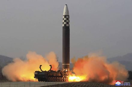 將正式亮相？北韓機場衛星影像現不明物體　美媒：疑為最新型洲際導彈「火星-17」