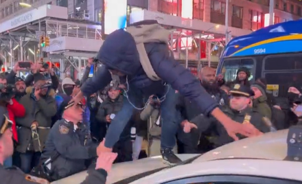 影/美5警毆死非裔男影片公佈引怒火　時代廣場示威暴動警車遭砸