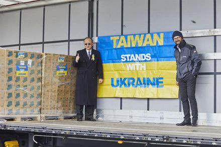 俄烏戰爭將滿周年！我再援贈「近百噸MIT禦寒物資」進烏克蘭