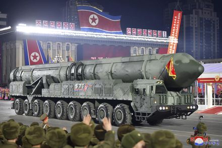 動員2.2萬人！北韓建軍節閱兵秀新型飛彈　金正恩愛女成另類「嬌點」