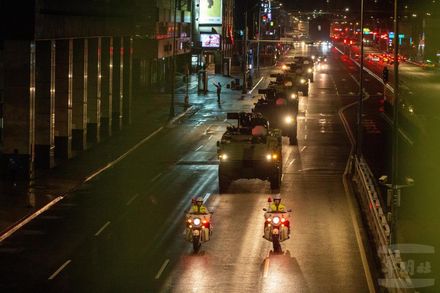 壯觀！憲兵雲豹甲車凌晨現蹤北市街頭 演練衛戍台北作戰任務