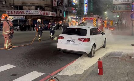 快訊/奧迪轎車行進間引擎突起火　民眾、警消合力協助撲滅火勢