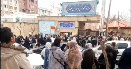 伊朗女學生中毒事件不滿政府無做為　家長包圍教育局抗議怒嗆