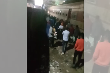 影/埃及火車出軌撞進月台　釀2死16傷慘劇
