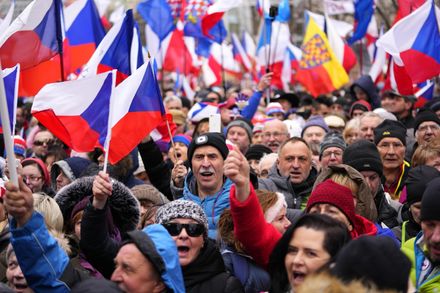 政府施政不當+通膨飆升惹民怨　捷克數千人走上街頭示威