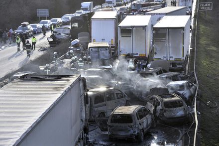 影/匈牙利高速公路42車連環撞引發大火　釀36人受傷、19車燒毁