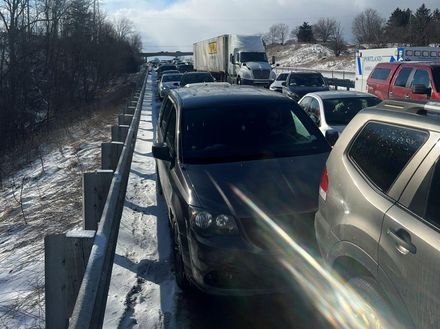 百輛車連環撞！暴風雪致能見度降低　美密西根州際公路發生大規模追撞事故
