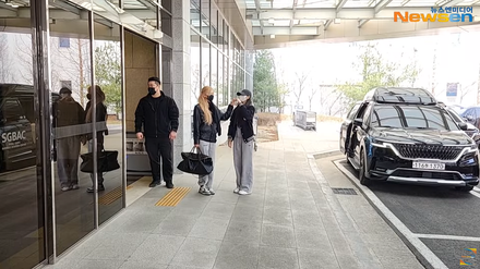 BLACKPINK回到南韓了！全身包緊緊現身金浦機場　Rosé、Lisa合體甜比愛心