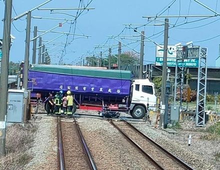 快訊/出事了！台鐵斗南－大林雙向中斷　大卡車、機車平交道上發生車禍