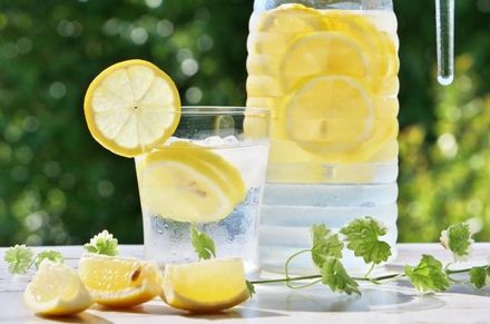 喝檸檬水能調整體質酸鹼度？醫示警：喝錯方法恐「牙根蛀爛」