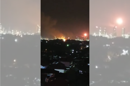 影/印尼國家石油公司再傳意外！煉油廠爆炸波及民房　清真寺天花板坍塌