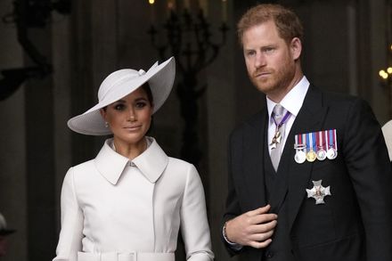 有內幕？梅根缺席英王加冕典禮「在家顧小孩」　哈利王子獨自參加