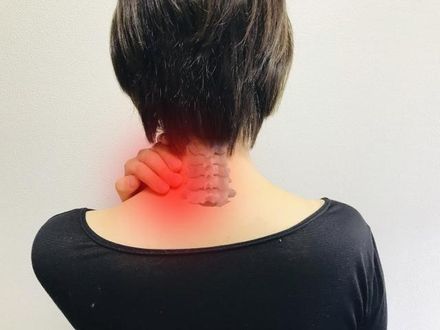 婦忍脖子痛長達1年半以為疫苗副作用　就醫驚罹甲狀腺癌