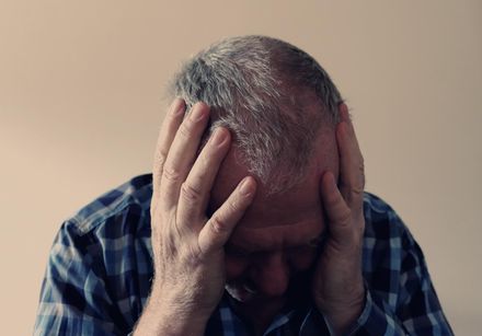 70歲老翁每天醒來頭暈目眩！醫：「耳石沉積症」3招治療