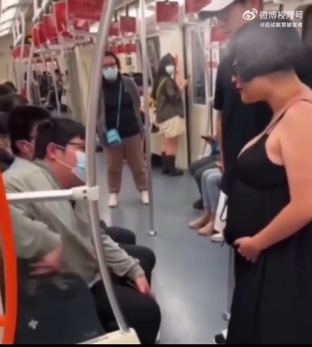 影/上海孕婦地鐵上逼男子讓座遭拒　囂張態度引爆網友熱議