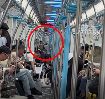 影/杭州地鐵現「撒鈔男」！一旁乘客淡定滑手機　網笑：嫌錢太少？
