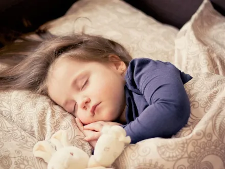 強逼午睡！陸師竟用膠帶捆3歲童　研究證實「恐縮短整體睡眠時數」