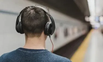 耳機超抗噪上演絕命終結站！紐約高中生竟沒聽到火車鳴笛聲慘遭輾斃
