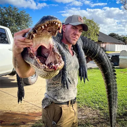 MMA選手大戰「3公尺」鱷魚！　人獸對決吸引近200人圍觀