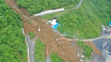 空拍曝！鐵皮工寮遭土石吞噬 　四川樂山林場崩塌已有19人喪命