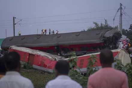 影/遺體重複計算！印度火車事故下修至275死　當局稱「號誌系統故障」釀慘劇