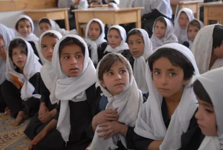 阿富汗小學驚傳近80名女童集體中毒　當局：疑為「挾帶私怨買兇」