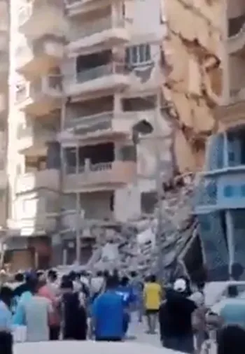 影/埃及13層樓公寓突倒塌掀漫天煙塵　受困人數不明...當局仍在搜救中