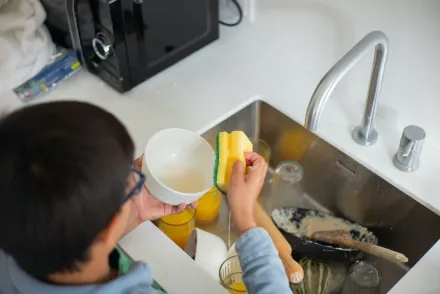 大錯特錯！超多人「這樣洗碗」細菌反飆48萬倍　專家：海綿是超大活性細菌庫