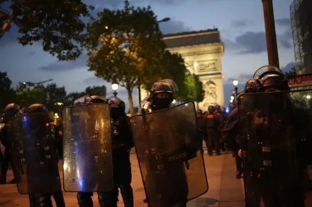 影/法國暴動1311人被捕「平均年齡17歲」　馬克宏、姆巴佩呼籲「停止暴力」