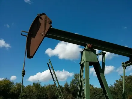 原油大國出手了！沙烏地延長減產、俄砍出口量　盼維持油價平衡