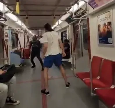 影/加拿大地鐵傳濺血事件！黑人男車廂內持刀攻擊　乘客尖叫四處逃竄