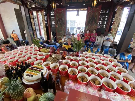 網紅神明虎爺慶生！台南興濟宮信眾揪團買70桶炸雞　畫面很壯觀