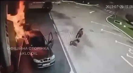 影/汽車失控高速衝撞　基輔加油站爆炸起火8車燒毁3人受傷