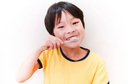 女子「橫向刷牙」逾20年！醫看了不禁搖頭　牙齒竟被她「刷崩了」