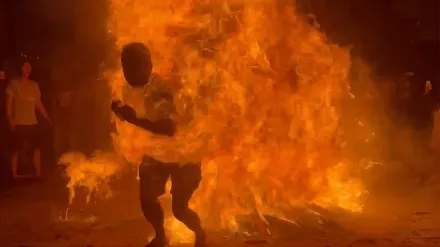 影/驚悚畫面曝！火把節上瞬間「燒成火人」　遊客跳火堆致二度燒傷多處起水泡