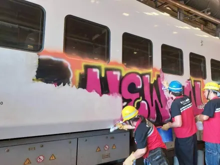 台鐵EMU3000塗鴉清除　列車重新恢復行駛