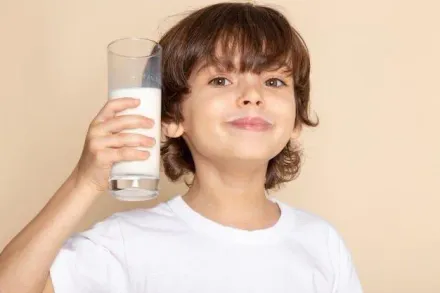 喝牛奶必拉好痛苦！醫曝「誘發乳糖不耐」3原因：成年人更多　4大招反制它