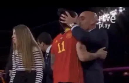 影/「嘴對嘴」強吻女足球員　西班牙足協主席道歉了