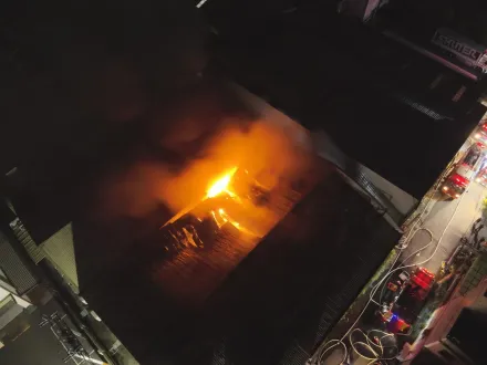 影/彰化電池廠暗夜惡火、紅色燒一片　大量濃煙竄飄到台中