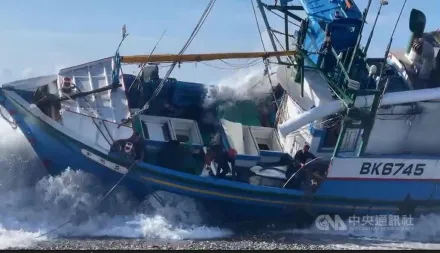 人船全倒！台東漁船擱淺沙灘…慘遭浪打翻　漁工驚險逃生畫面曝