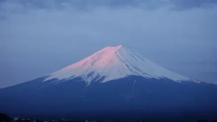 影/日90歲冒險家坐登山輪椅攻頂富士山　他嘆：美景永生難忘