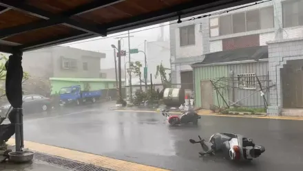 海葵颱風/15級強風發威！台東成功2機車躺街頭　竟玩起「水上漂」絕技