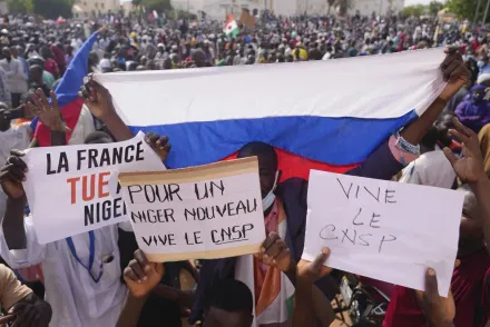 影/上千尼日民眾走上街頭示威　要求法國撤軍勿「公然干涉」他國內政