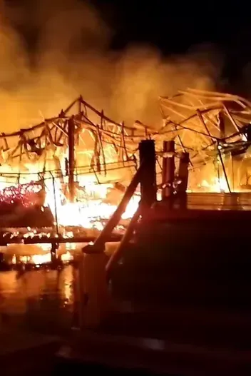 影/泰國芭達雅水上市場驚傳大火　熊熊烈火「伴隨爆炸聲」吞噬木造建築