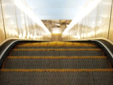 南韓地鐵手扶梯故障「向後逆行」　10多人反應不及摔成一團