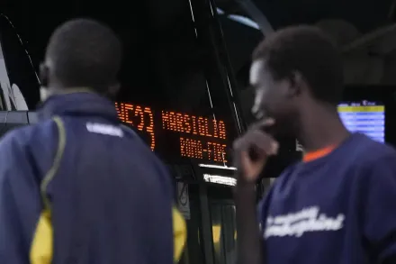 為2024奧運準備？法國警方出動多台大巴士　將露宿街頭移民「移出巴黎」