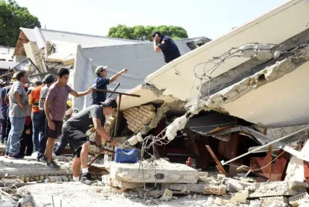 影/墨西哥北部教堂彌撒中屋頂轟然坍塌至少3死　約30人受困瓦礫下