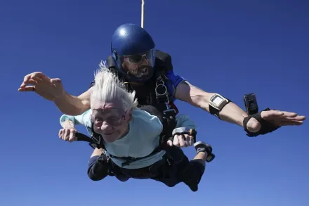 影/年齡只是數字！4100公尺高空跳傘成功　104歲人瑞阿嬤破金氏紀錄